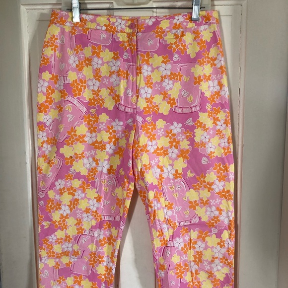 Lilly Pulitzer floral capri. Sits at the waist. Size 8 - Picture 2 of 6
